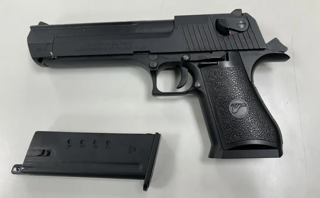 警方查扣恐嚇用BB槍。（圖／翻攝畫面）