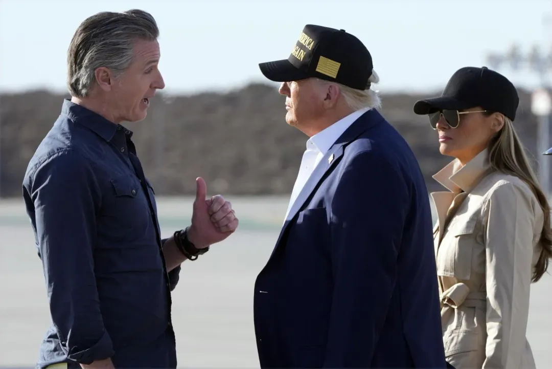 川普（右二）偕同第一夫人梅蘭妮亞（右一）抵加州視察野火災情，加州州長紐松（左）迎接。（圖/美聯社）