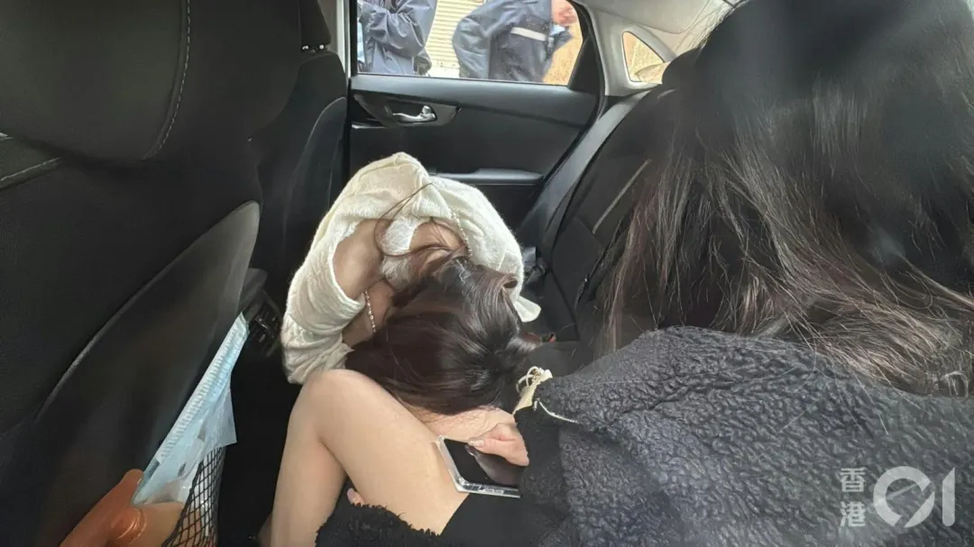 與陳男同行2名女伴被帶回警局調查。（圖／香港01）