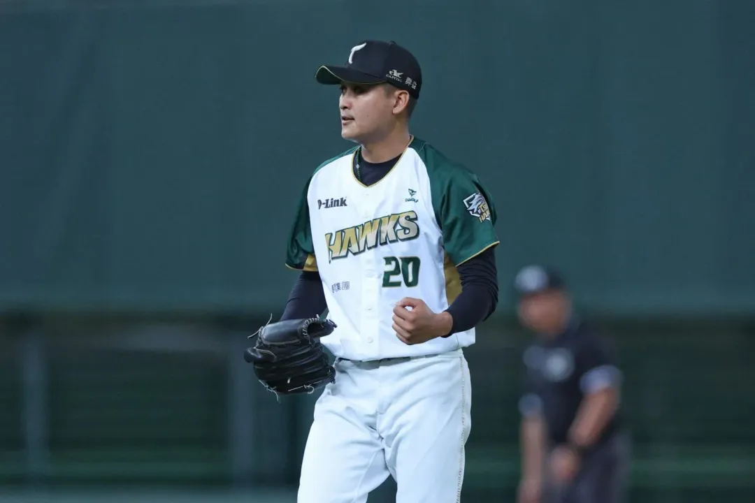 江承諺簽下3年複數約。（圖／台鋼雄鷹提供）