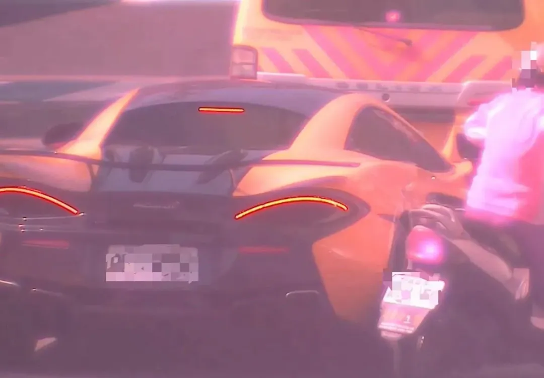 麥拉倫車尾遭後方騎士擦撞。（圖／警方提供）