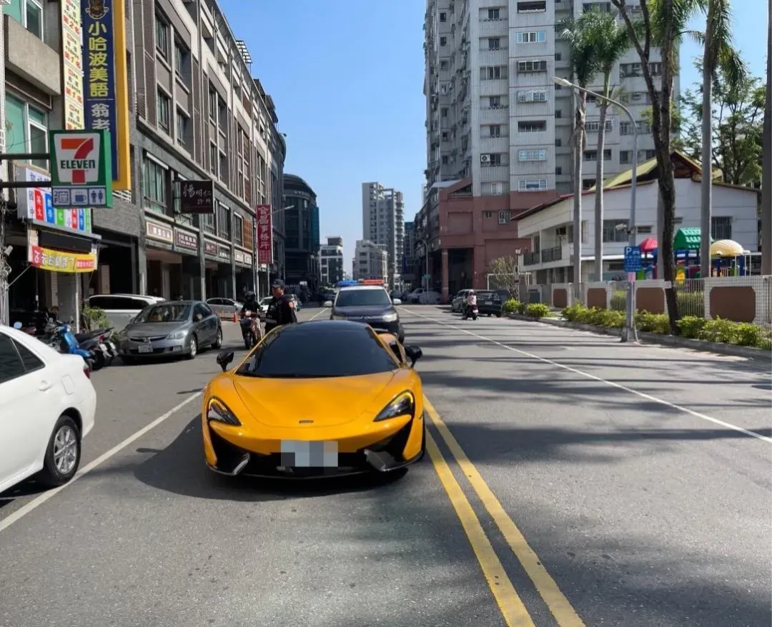 黃女疑似未保持兩車並行之間隔，導致擦撞林男麥拉倫。（圖／社會事新聞影音）