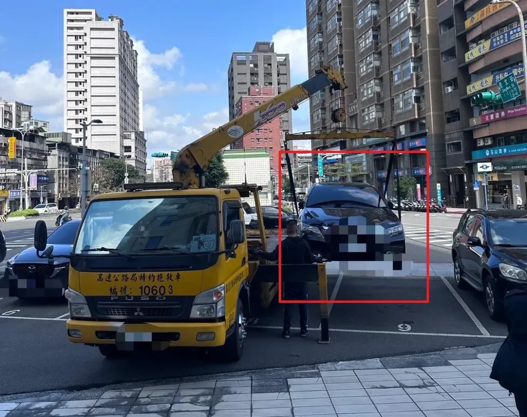 警方將作案車輛從關西休息站拖吊回駐地。（圖／翻攝畫面）