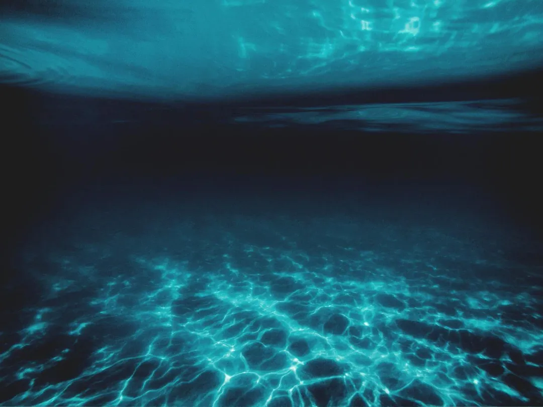 美國眾議員柏謝特近日聲稱海底有外星人船艦活動。（示意圖／unsplash）