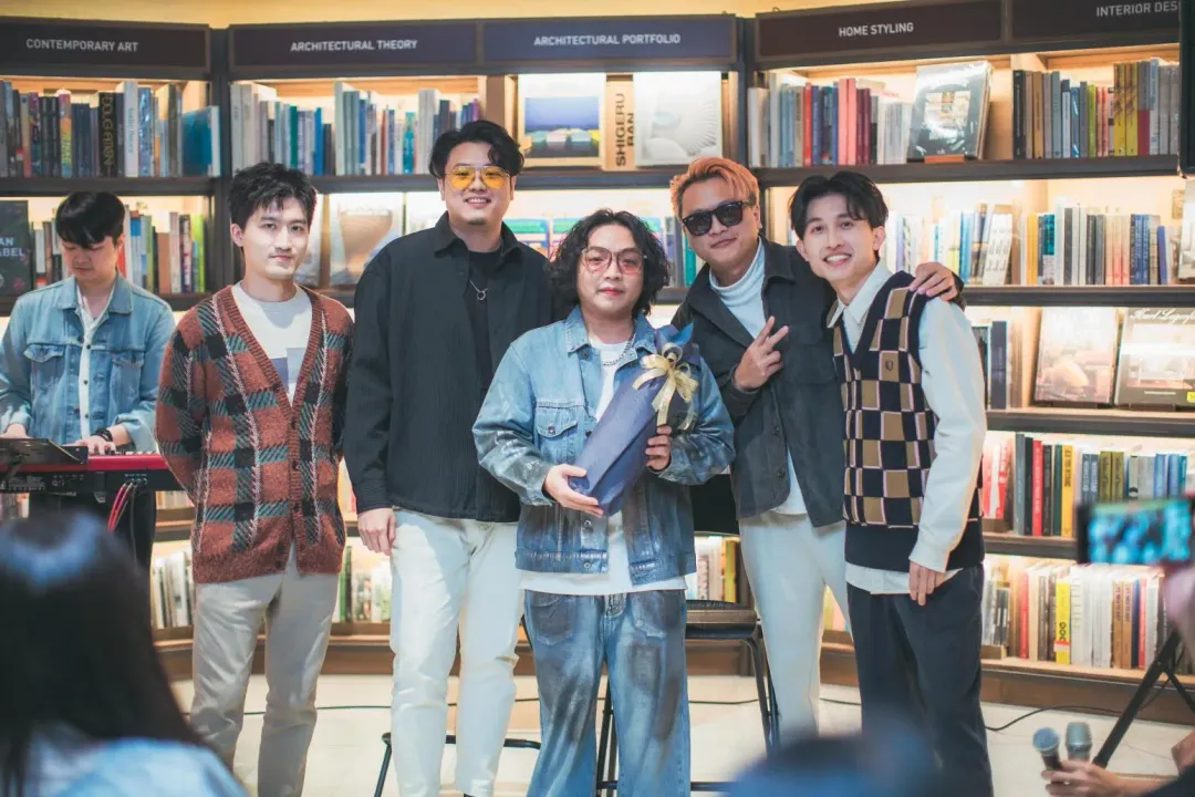 潘信維（右3），潘信維《查埔人一首歌》榮登實體、數位雙冠王，好友icyball 冰球樂團帶酒祝賀。（圖／時刻娛樂提供）