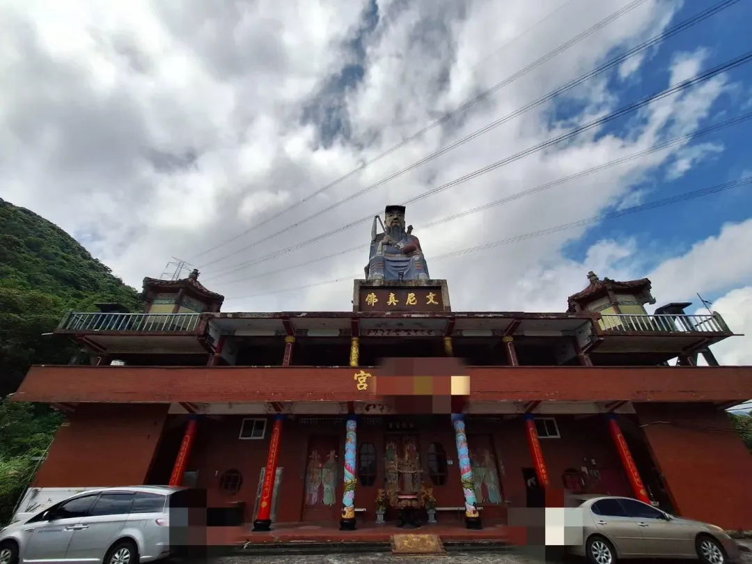 一座423坪宮廟,頂樓還一尊巨大佛像「文尼真佛」 ,平均每坪約8千餘元,吸引不少買家詢問。(圖/法務部行政執行署宜蘭分署提供)