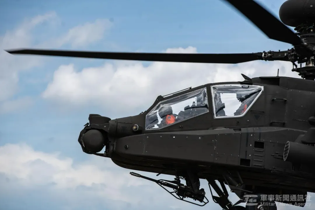 AH-64E採縱列式雙人座艙，並可見到機鼻的箭頭M-TADS/PNVS轉塔，以及機首下方的30公厘鏈砲。(圖/軍聞社)