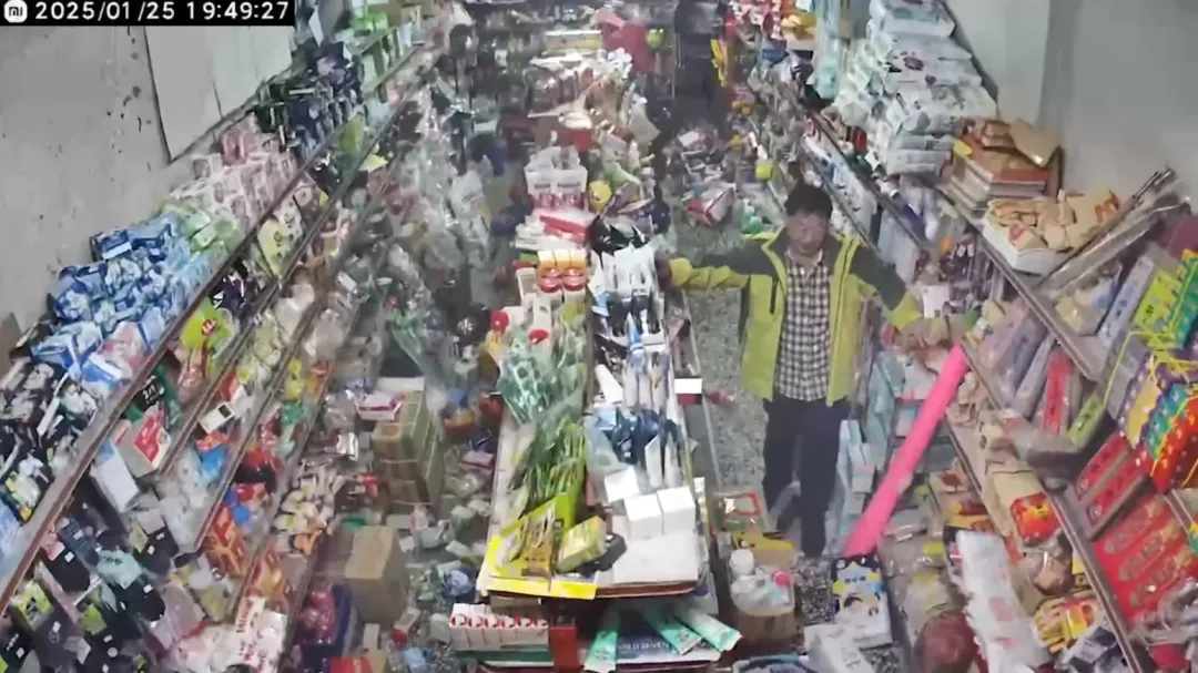 地震後許多貨品掉落地上。(圖/翻攝畫面)