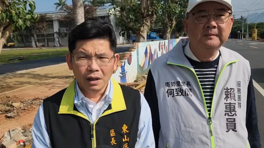 里長身後圍牆整片倒塌。(圖/翻攝畫面)