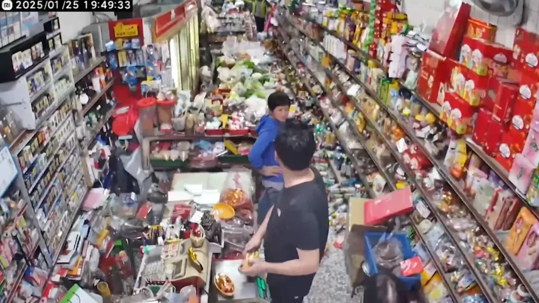 地震後許多貨品掉落地上。(圖/翻攝畫面)