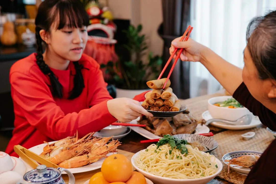 1位網友指出現在春節的年味少了,其他人認為這可能和現代人經濟壓力大、少子化導致手足親戚較少等2大因素有關。(示意圖/取自pixabay)