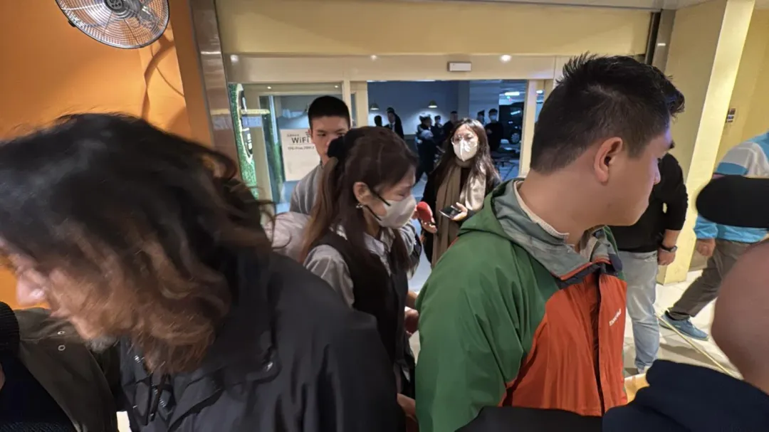 林葉亭哭紅雙眼現身，家人到場也情緒崩潰。（圖／記者 陳曉涵攝）