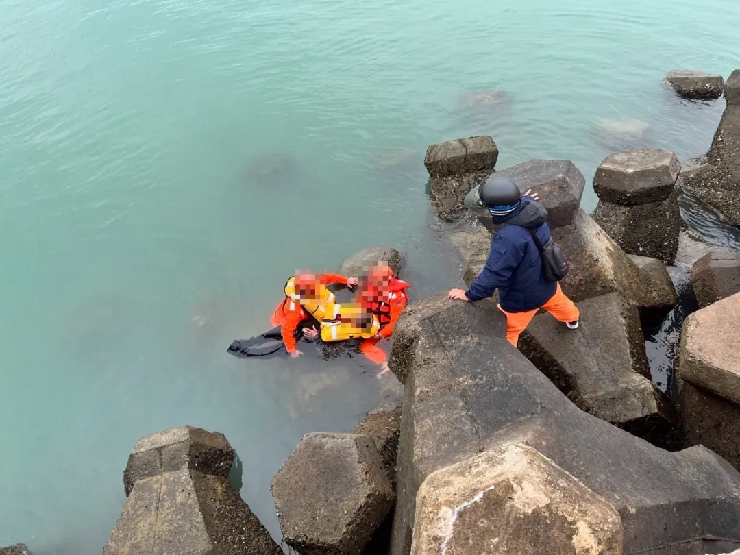 第九岸巡隊同仁於發現九宮碼頭北堤有1民眾落海,海巡人員成功將人救起。(圖/海巡署提供)