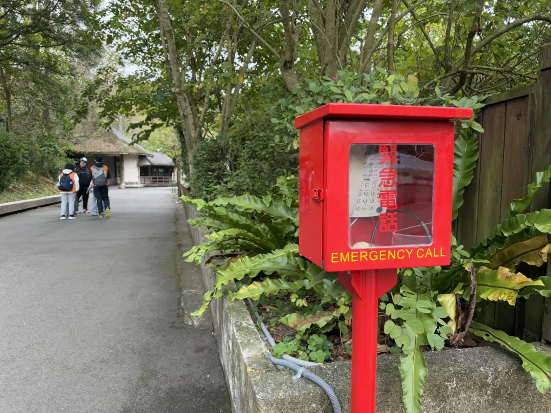 遊客如有需要協助可利用園區設計的緊急電話。(圖/台北市立動物園提供)