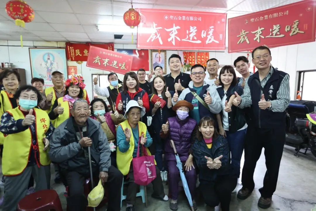 聖石金業南區營運長黃美芬在現場發放紅包。(圖/聖石金業提供)