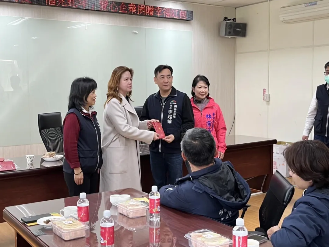 聖石金業董事長邱嬿妤，在台中市議員林霈涵及台中市南區區長李美麗陪同下致贈紅包給里長發放給鄰里內弱勢居民。(圖/聖石金業提供)