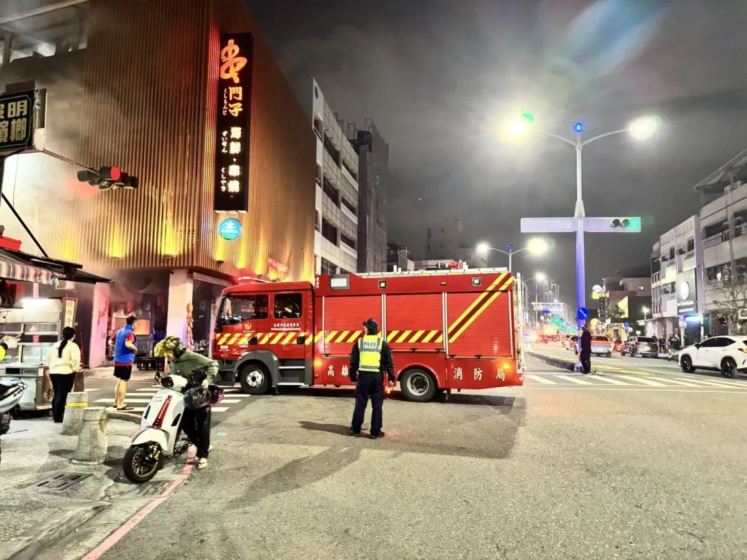 高雄一間串門子海鮮串燒餐廳發生火警。（圖／翻攝畫面）