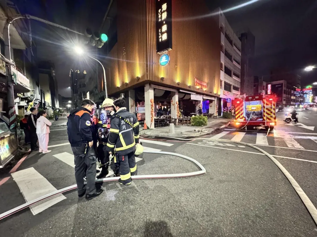 高雄一間串門子海鮮串燒餐廳發生火警。（圖／翻攝畫面）
