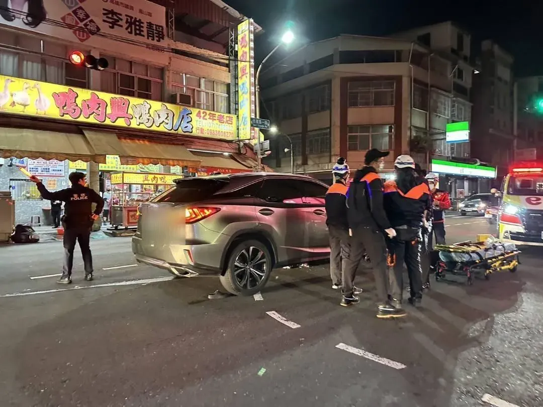 高雄市鳳山驚傳一起嚴重車禍。（圖／翻攝畫面）