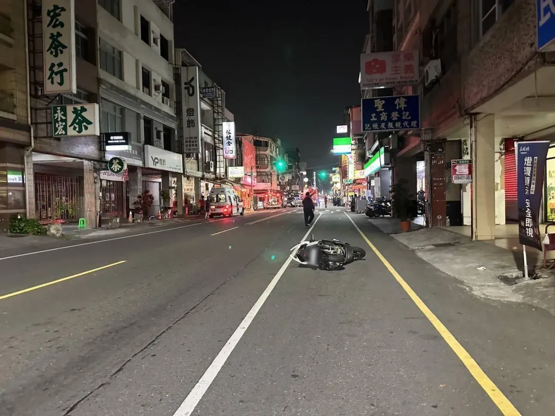 高雄市鳳山驚傳一起嚴重車禍。（圖／翻攝畫面）