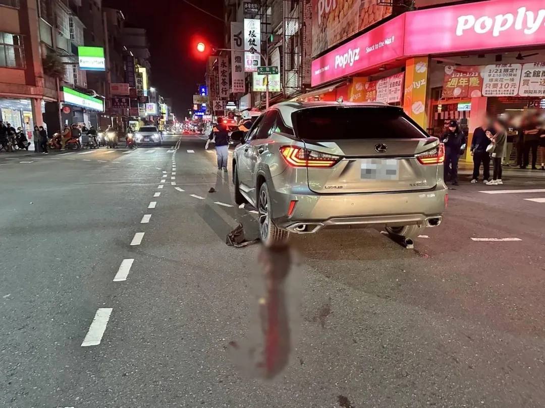 高雄市鳳山驚傳一起嚴重車禍。（圖／翻攝畫面）