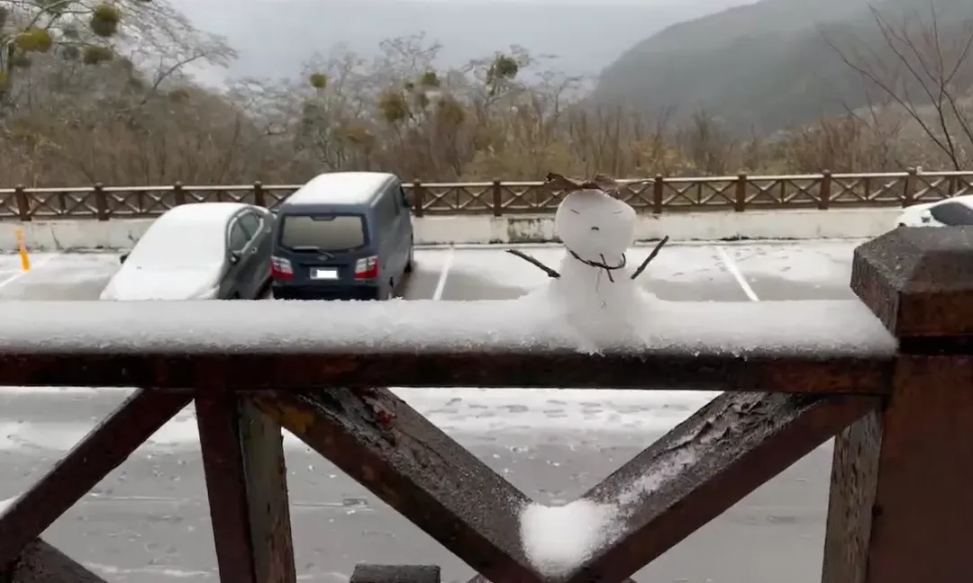 民眾堆小小雪人。(圖/翻攝畫面)