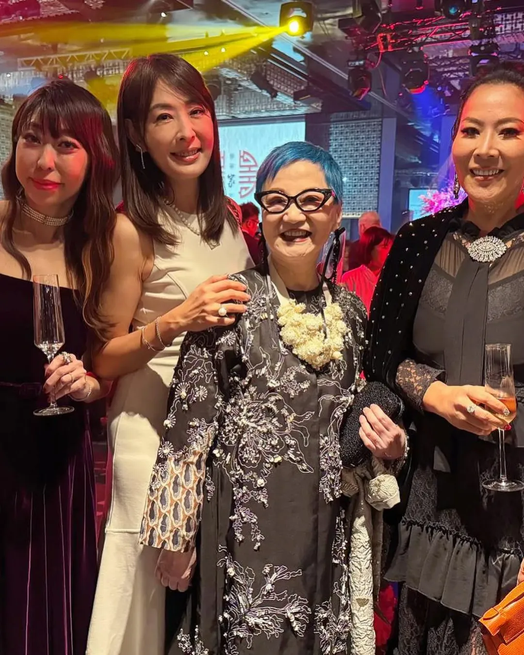 賈永婕（左2）合體張小燕（左3）。（圖／翻攝自賈永婕的跑跳人生 臉書）