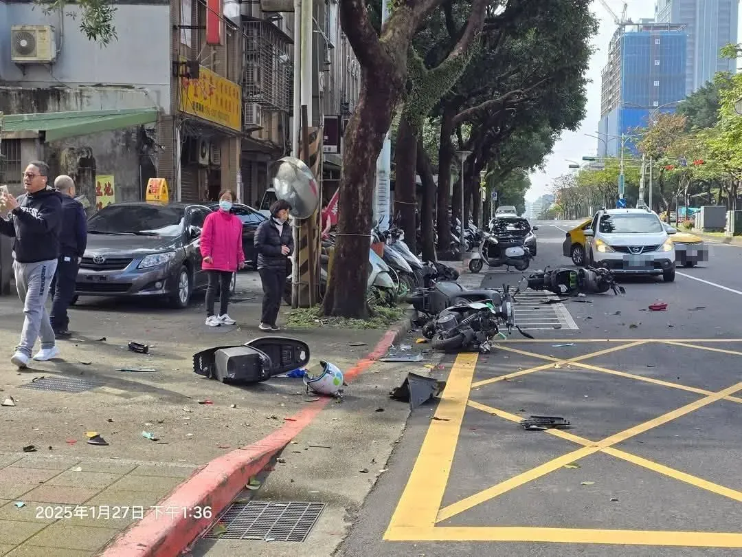 運將身體不適撞路邊4車,又撞上國家文官學院大門才停下。(圖/翻攝自我是南港人臉書)