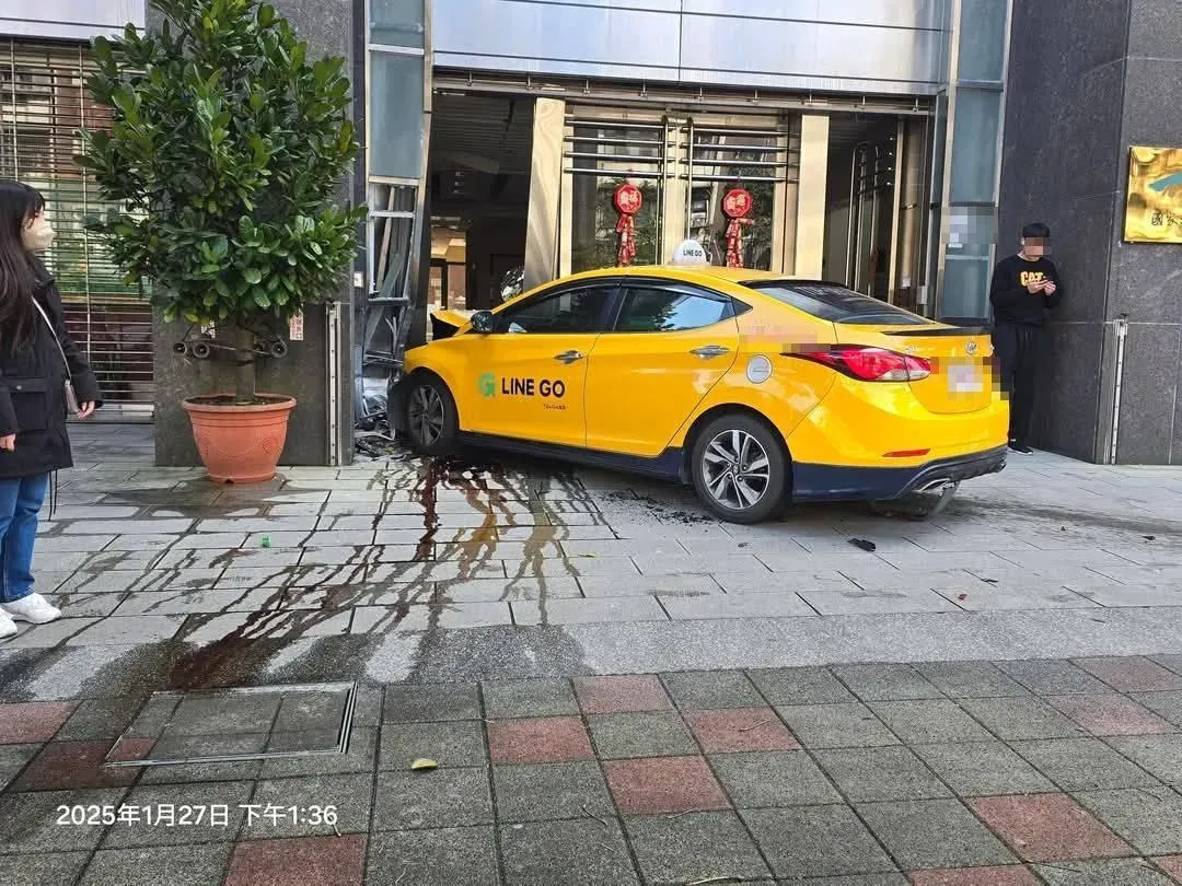 運將身體不適撞路邊4車,又撞上國家文官學院大門才停下。(圖/翻攝自我是南港人臉書)