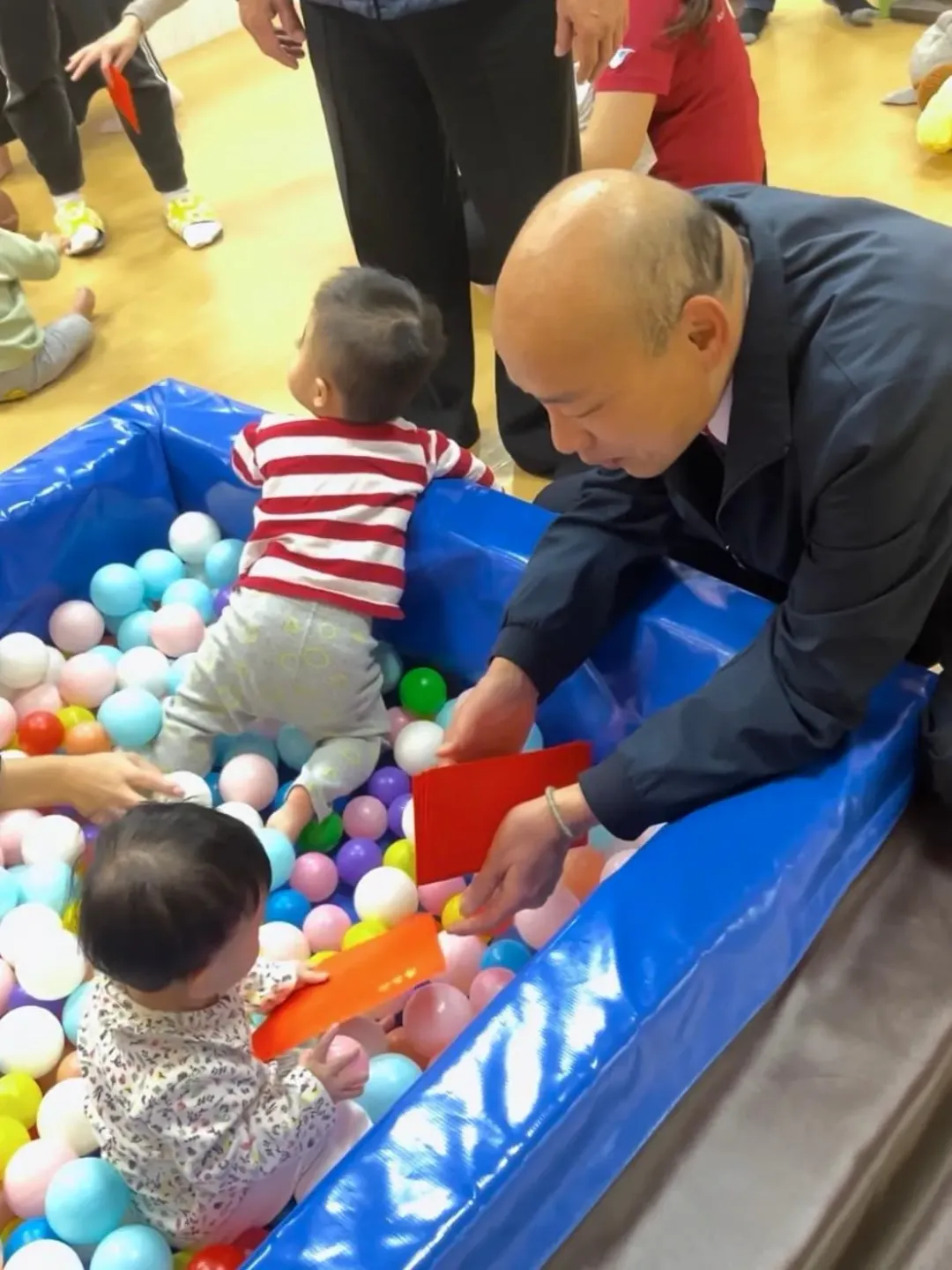 韓國瑜27日探訪高雄育幼機構。（圖／翻攝韓國瑜臉書）