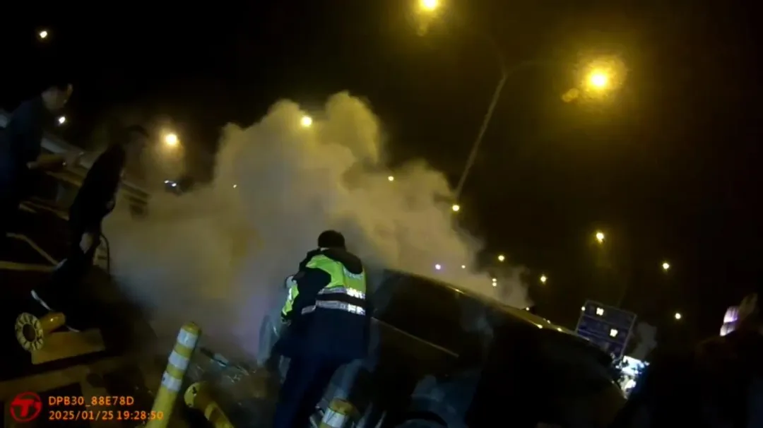 楊梅電動車爆炸直擊畫面。（圖／翻攝畫面）