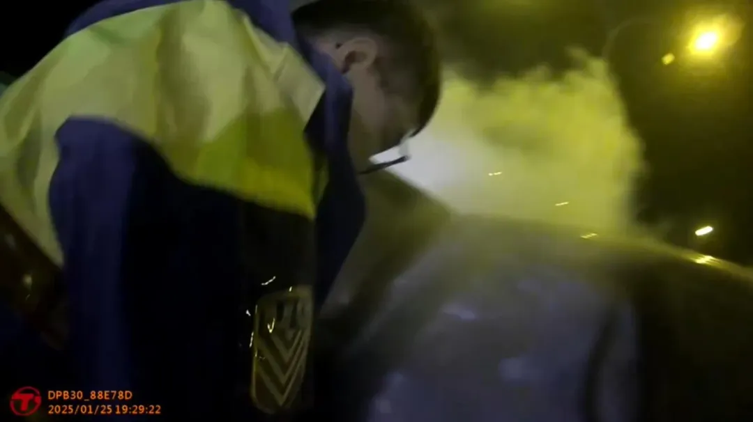 警消好不容易打開車門。（圖／翻攝畫面）