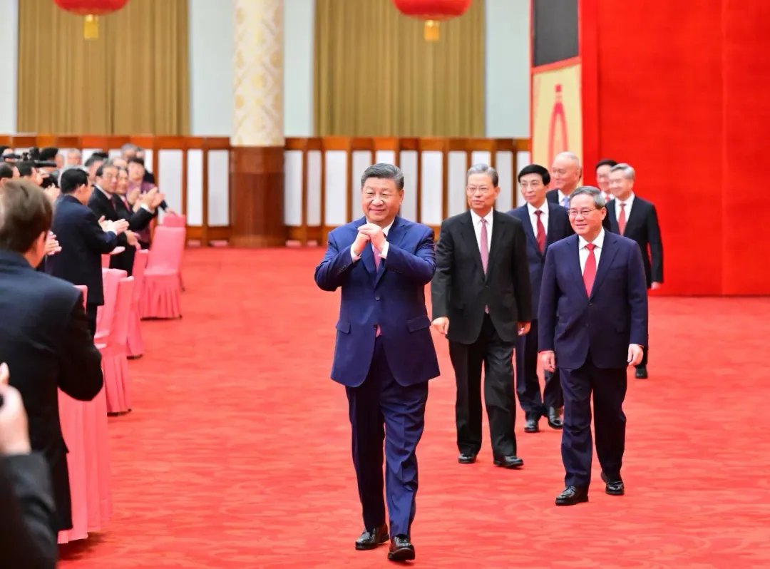 習近平等人在團拜會向大家致意。（圖／新華社）