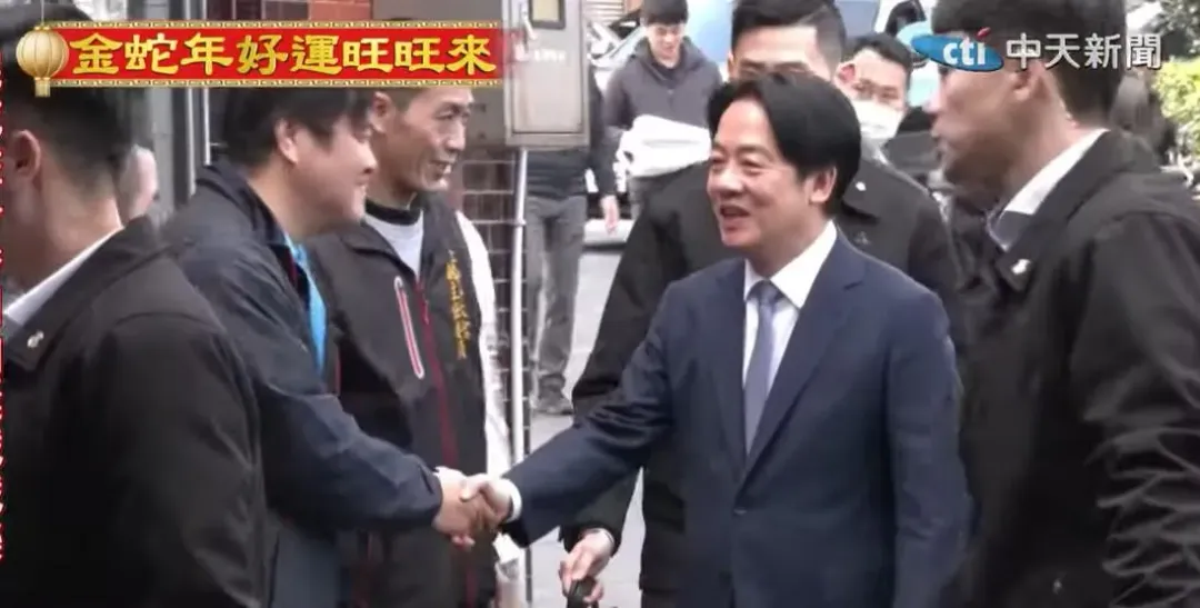 總統賴清德除夕夜一早回金山發福袋、入廟祈福願國泰民安。(圖／中天新聞)