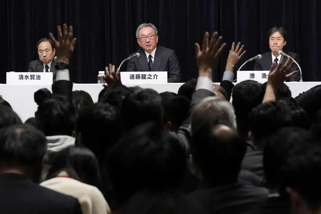 現場開放記者問到飽。(圖/美聯社)