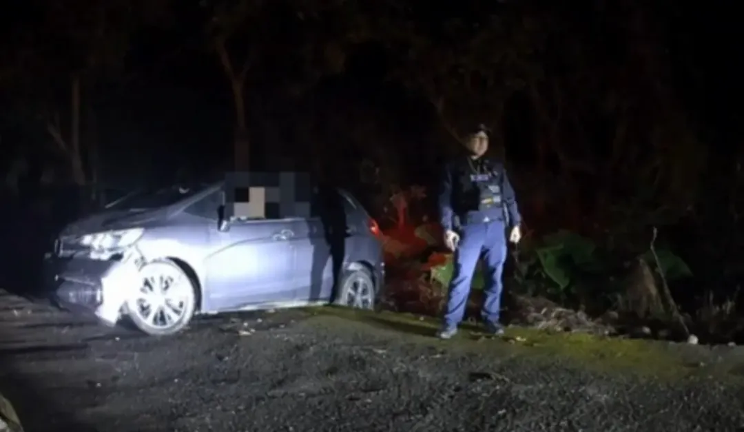由於山區訊號不良，警方歷經20分鐘徒步搜索才找到受困民眾。（圖／翻攝畫面）