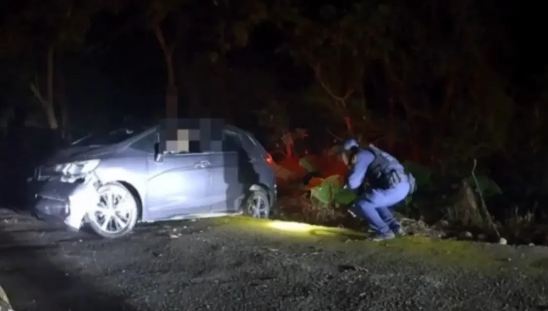 後車輪卡進山溝中進退不得。（圖／翻攝畫面）
