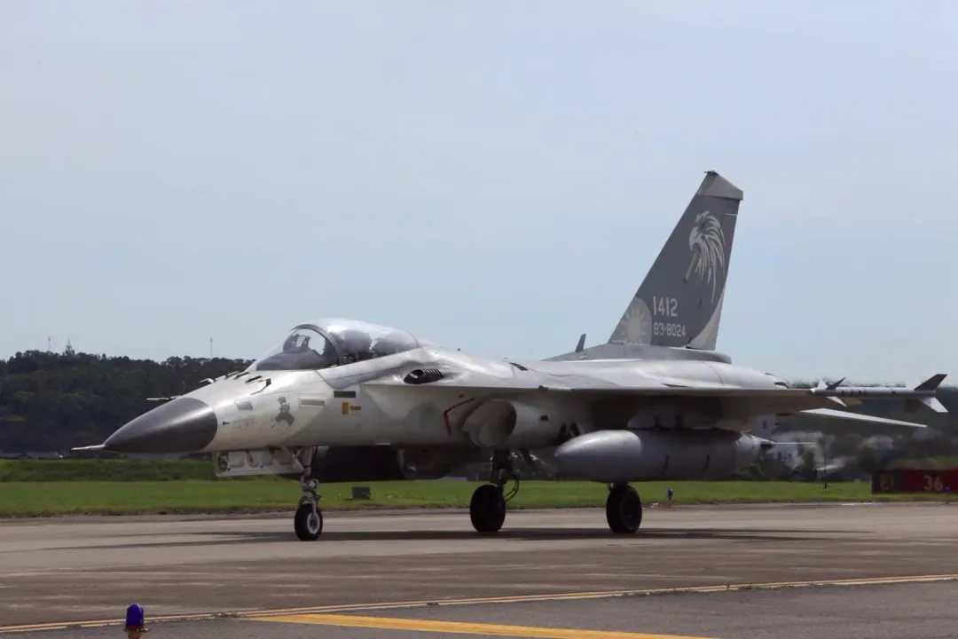 在清泉崗基地滑行的第3聯隊第28作戰隊F-CK-1A MLU戰機,左翼端掛有1枚天劍一型訓練彈。(圖/國防部)