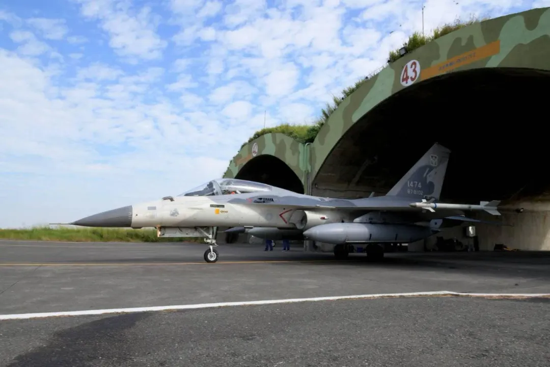 由台南空軍基地機堡滑出的第1聯隊F-CK-1A MLU戰機,左翼端掛載1枚AIM-9P4訓練彈。(圖/空軍司令部)