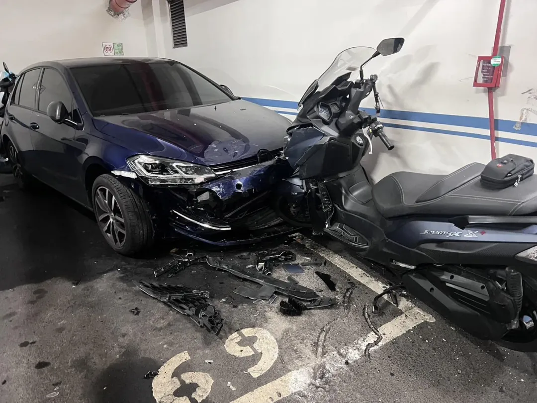 撞擊導致停車場內2部藍色、白色自小客車及2部大型重機車損毀。（圖/警方提供）