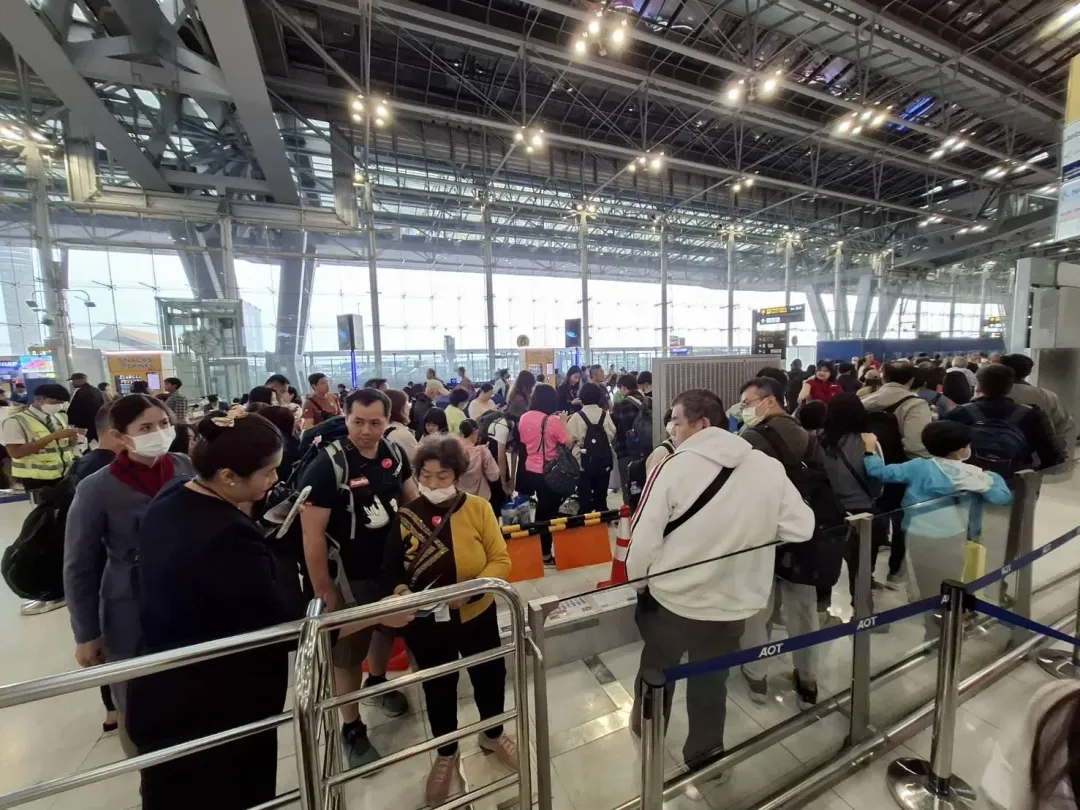 1月27日CI840自曼谷飛往高雄航班受影響旅客，已經於今日下午抵達台灣。（圖/中天新聞）