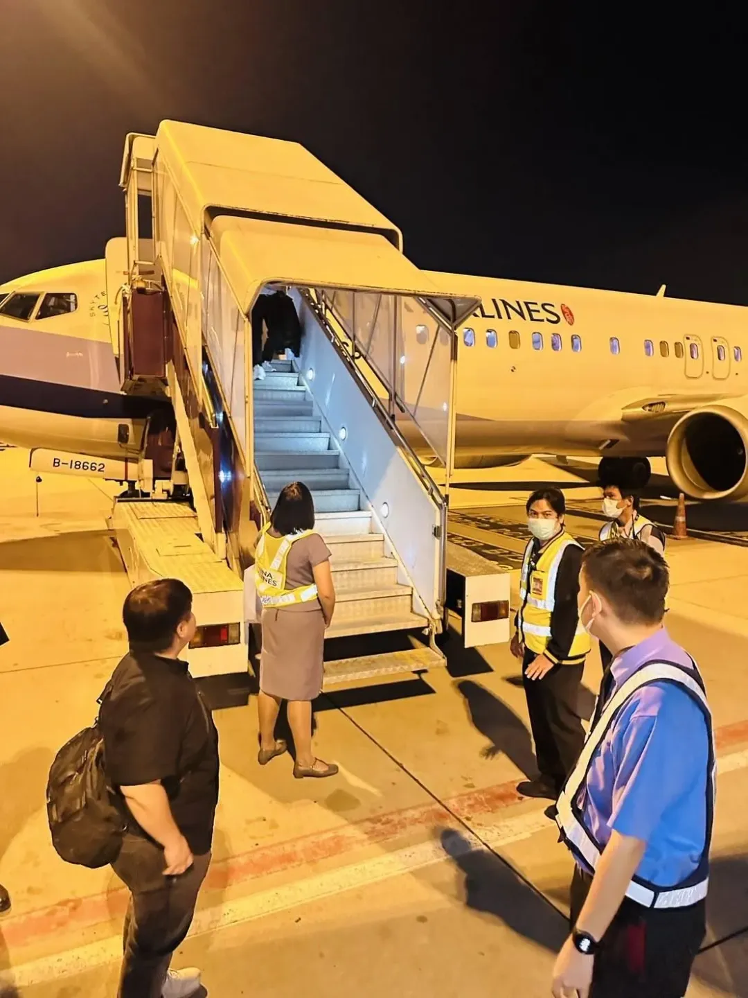 華航昨天一架曼谷飛高雄航班驚傳「空調異常」航空公司讓旅客下機，並安排巴士載旅客去飯店過夜。（圖/中天新聞）