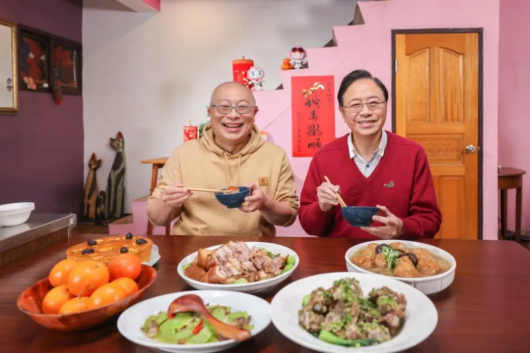 張善政攜手美食YouTuber章新打造出「喜樂蹄膀」。（圖／擷取自張善政臉書影片）
