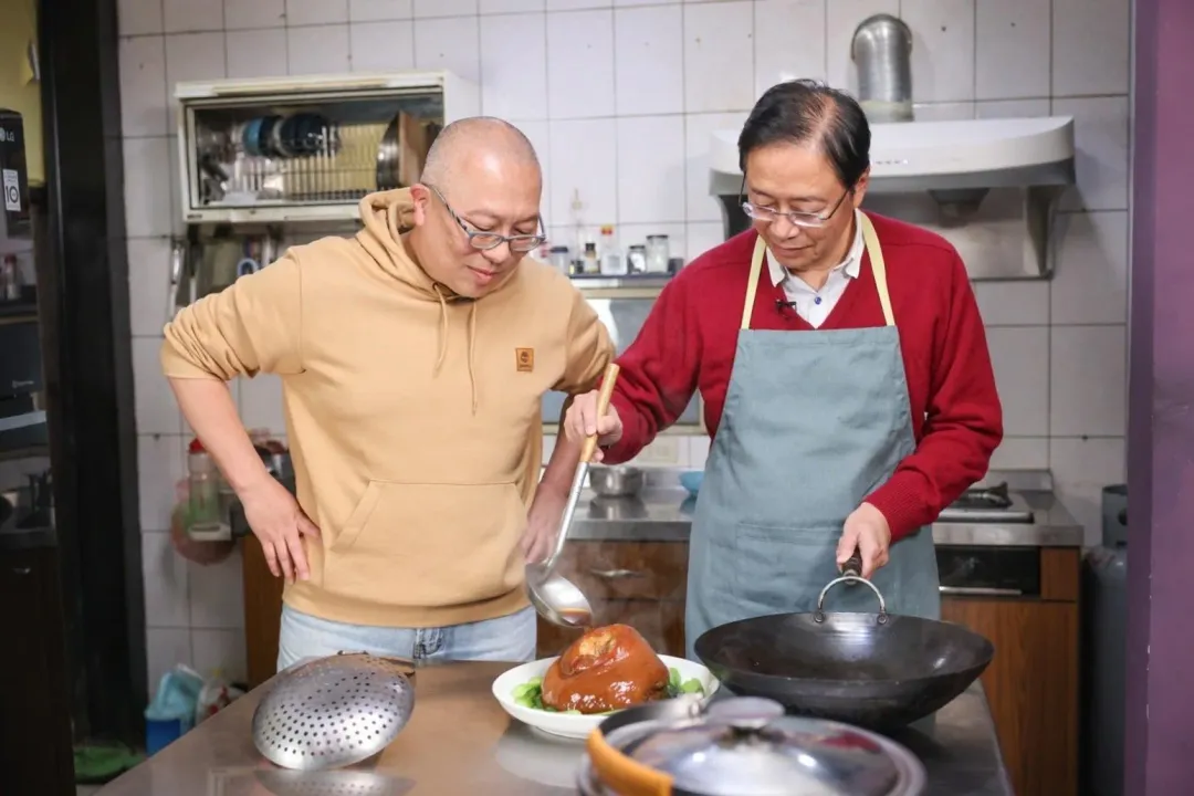 張善政攜手美食YouTuber章新打造出「喜樂蹄膀」。（圖／擷取自張善政臉書影片）