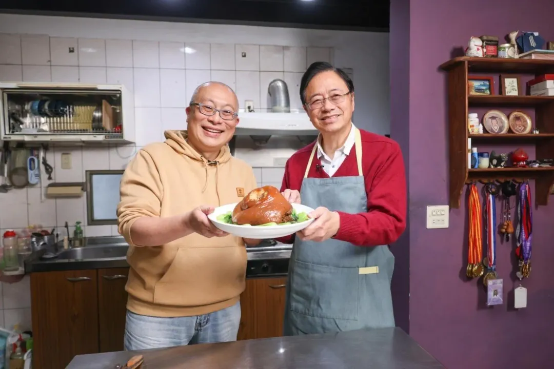 張善政攜手美食YouTuber章新打造出「喜樂蹄膀」。（圖／擷取自張善政臉書影片）