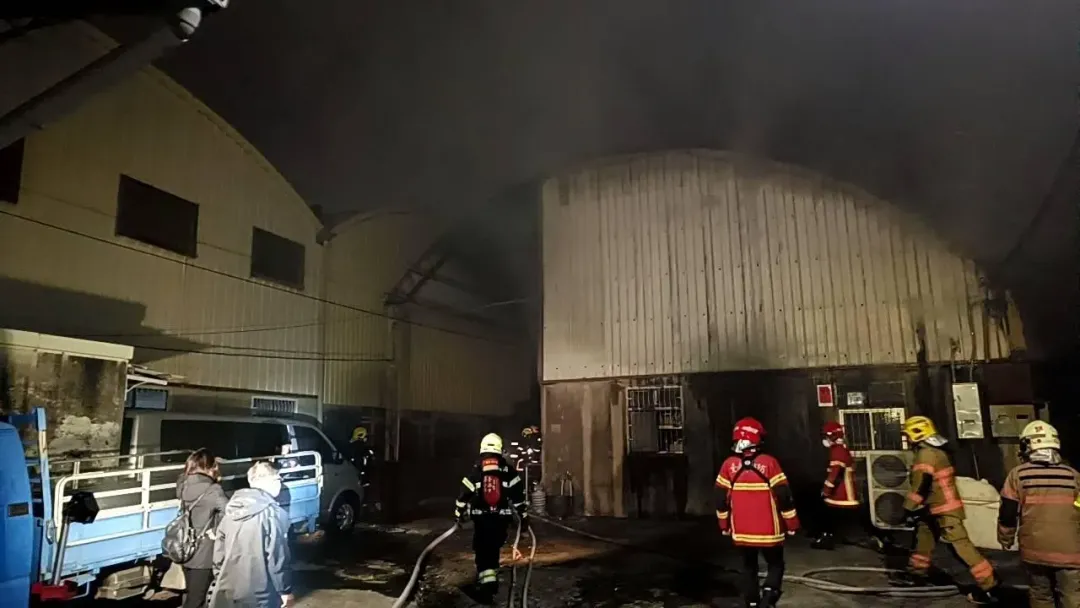 除夕夜台南仁德太子二街發生重大火警，警消到場灌救。（圖/消防局提供）