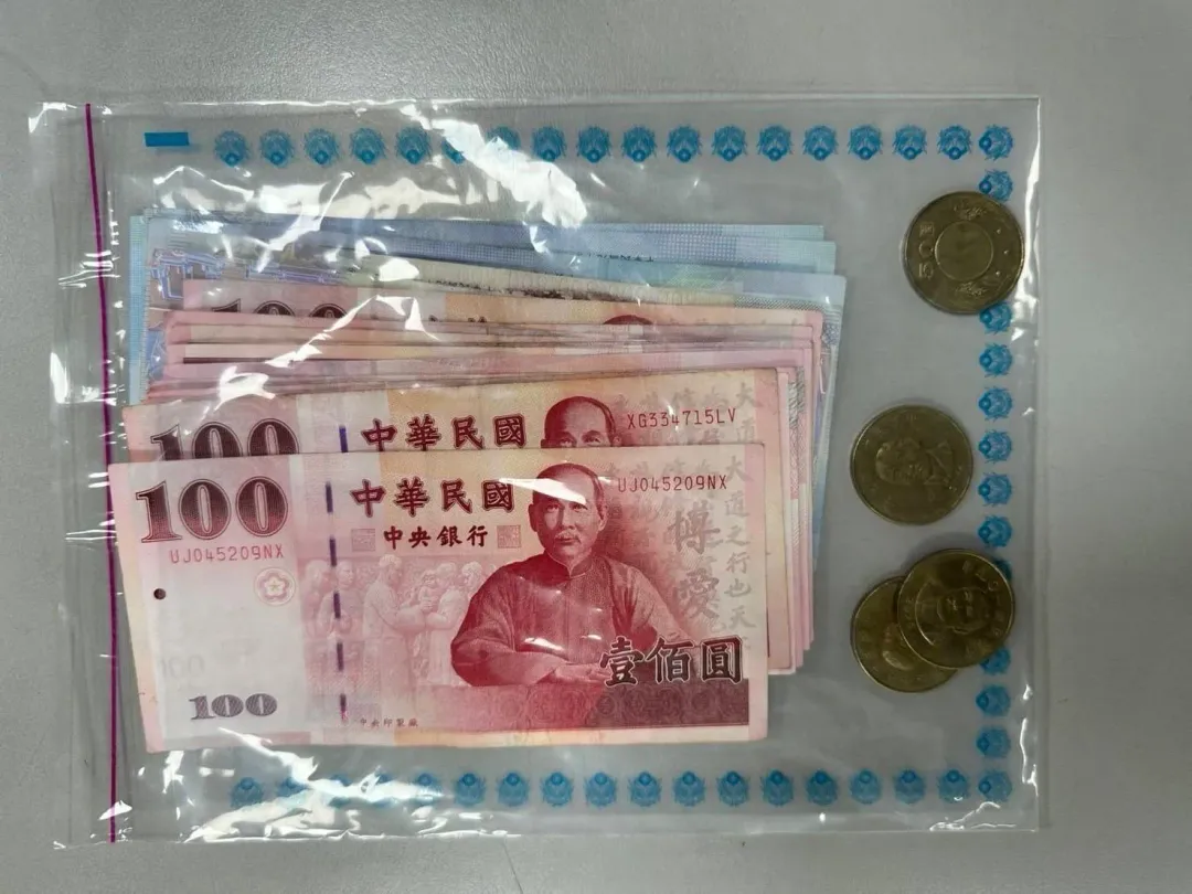 查獲賭資1萬2千元、抽頭金1,200元及多項賭具作為證物。(圖/翻攝畫面)