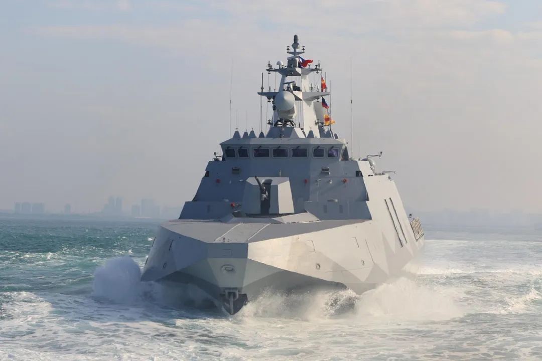沱江級巡邏艦萬江號，主桅頂端旗幟旁即為平面搜索雷達。(圖/宋玉寧攝)