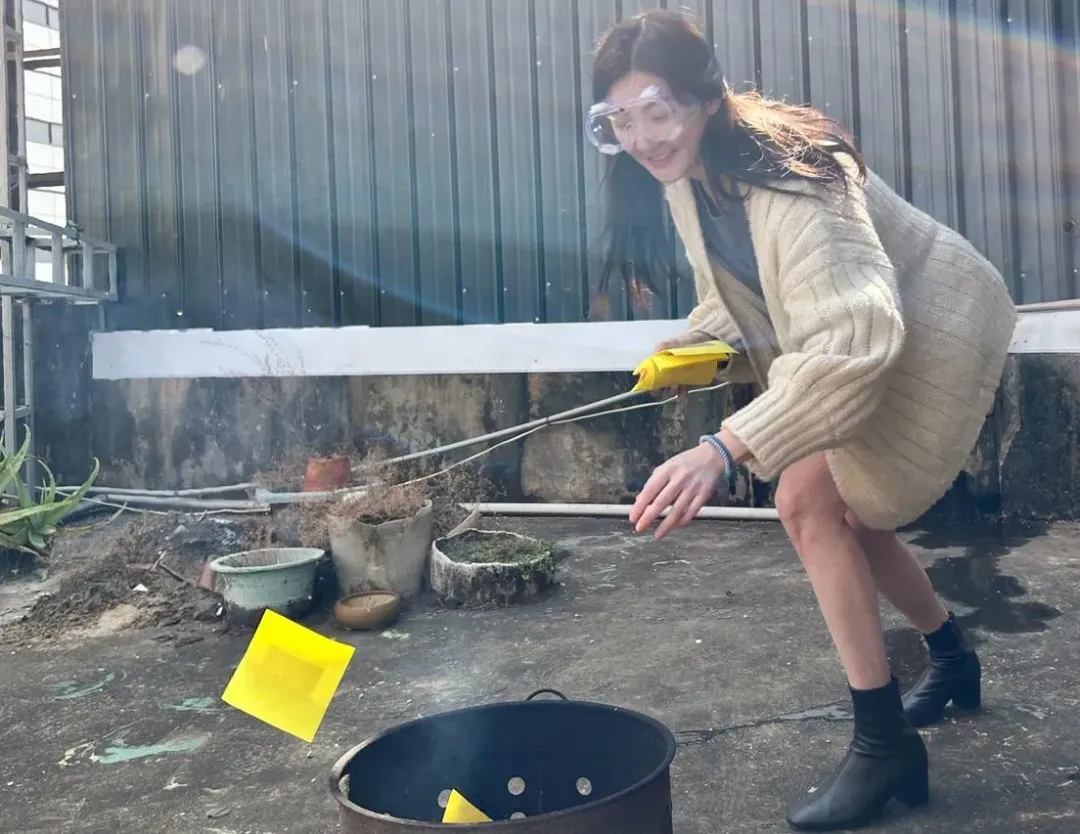 林逸欣怕過敏戴護目鏡燒金紙。(圖／鑫羽工作室提供)