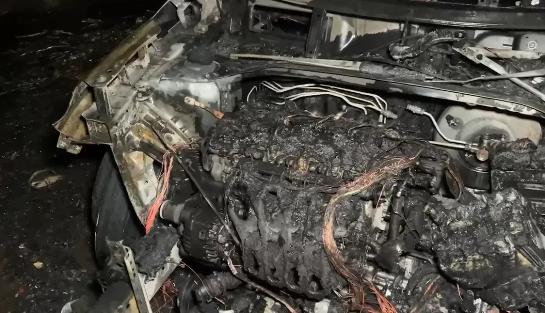 車頭被燒爛。（圖／翻攝畫面，下同）